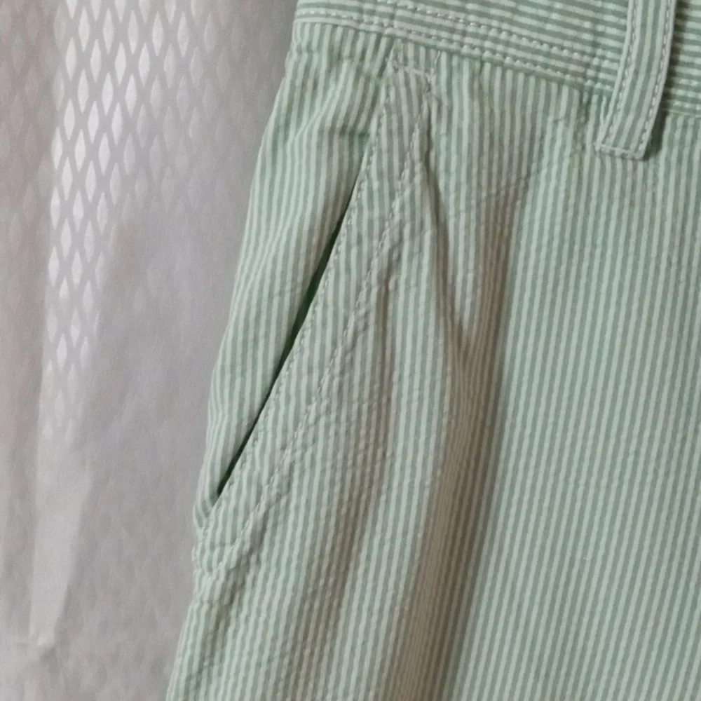 IZOD Flat Front Shorts sz 33, White & Green Strip, 100%cotton, Preowned